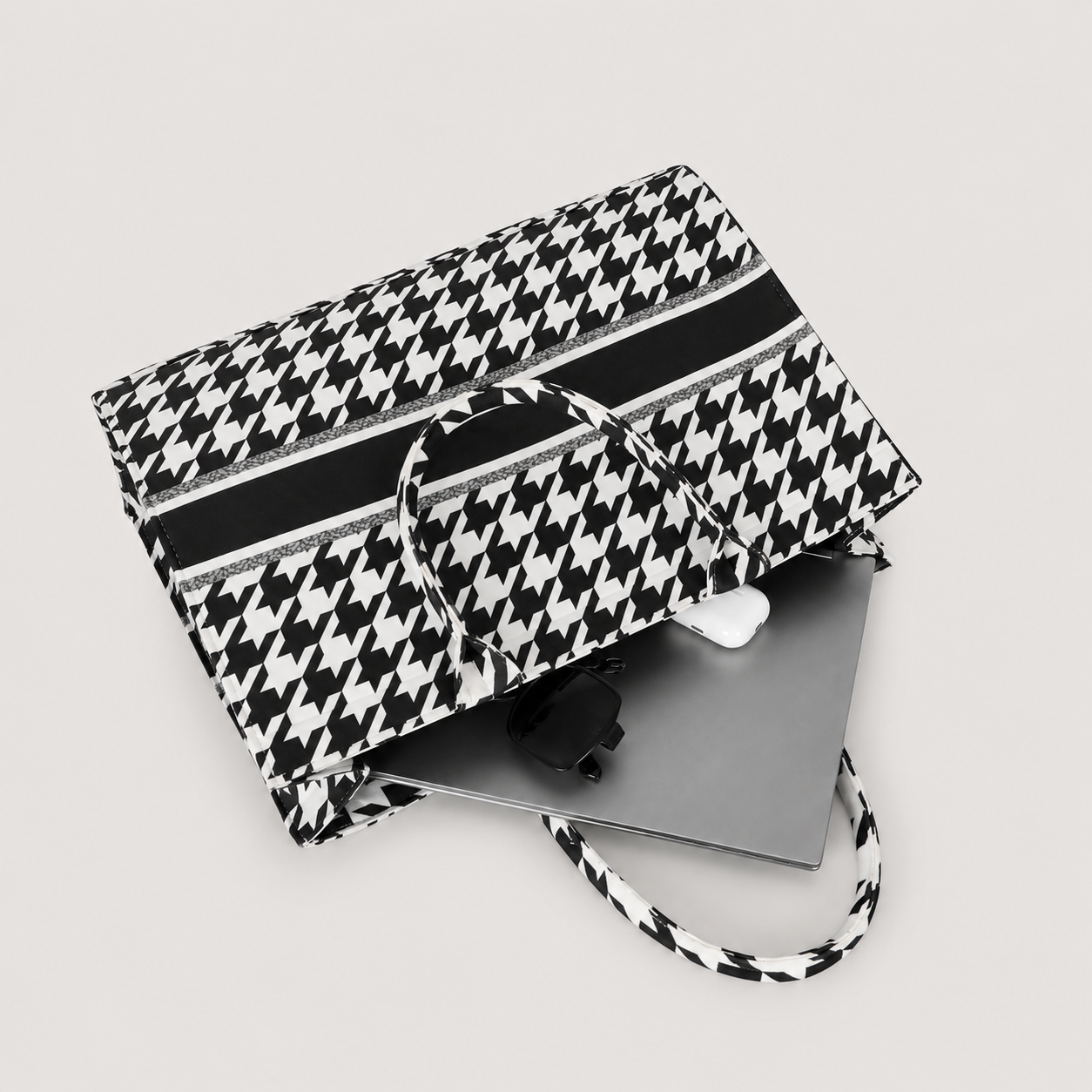 White And Black Print Customize Hand Bag For Women — image 3