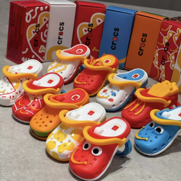 Mini Crocs Keychain – Fun & Stylish Accessory